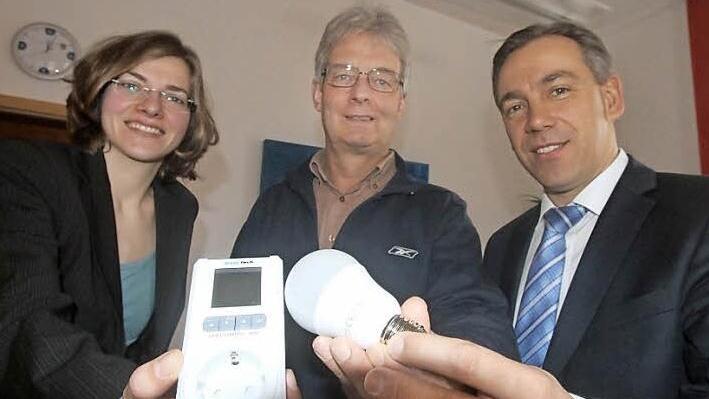 Ulrike Saul, Johannes Kollinger und Alexander Tritthart (v. l.) setzen auf Energiesparlampen, die Beratung und damit einen verminderten Stromverbrauch.  Foto: Michael Busch