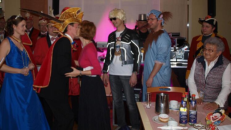 Durch (v.l.) Dana I und Holger I erhielten Heidi Beyerle, Roland Beierwaltes, Harald Schubert und Rita Wittmann die Orden der Kroniche Fousanaocht.