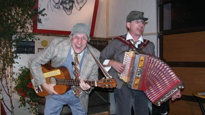 Der einzige "auswärtige" Akteur beim Bunten Abend in der Stadthalle Eltmann wird Kabarettist Otmar Schraut sein, der unter anderem als "Bauer Eugen" auf den Bühnen der Region bekannt ist. Hier mit seinem "Knecht" Oti Schmelzer. Foto: Archiv