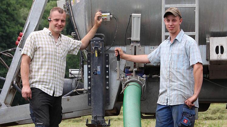 Der Untererthaler Landwirt Sebastian Heim (links) und sein Mitarbeiter Daniel Rösser haben 800 000 Liter Wasser zum Löschen gefahren. Foto: Benedikt Borst