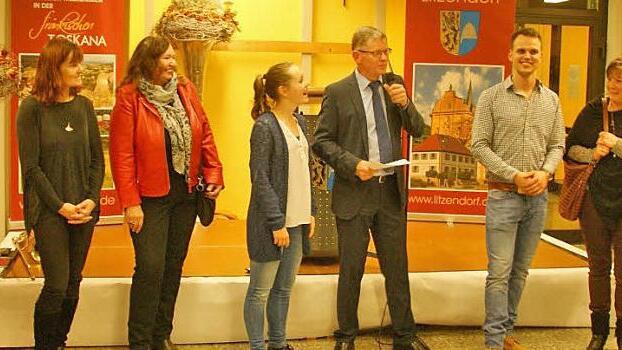 B&uuml;rgermeister Wolfgang M&ouml;hrlein inmitten der Geehrten beim Neujahrsempfang der Gemeinde Litzendorf (von links): Karlheinz Busch, Max Heyder, Elisabeth D&ouml;rfler-Christa, Irene Stumpf, Anna Hausdorf, Johannes Knoblach, Anja Reh, Monika Neundorfer. Foto: Joseph Beck