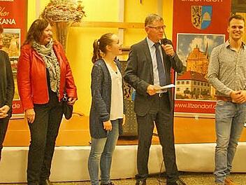 Bürgermeister Wolfgang Möhrlein inmitten der Geehrten beim Neujahrsempfang der Gemeinde Litzendorf (von links): Karlheinz Busch, Max Heyder, Elisabeth Dörfler-Christa, Irene Stumpf, Anna Hausdorf, Johannes Knoblach, Anja Reh, Monika Neundorfer. Foto: Joseph Beck