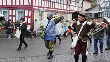 Schornsteinfeger Dieter Reisenweber, Bürgermeister Helmut Dietz als "Ritter von Memmendorf" und Landsknecht Siegfried Kirchner (vorne von links), gefolgt von der Gereuther Blaskapelle, führten den "verregneten Faschingsumzug in Untermerzbach an.  Foto: Helmut Will