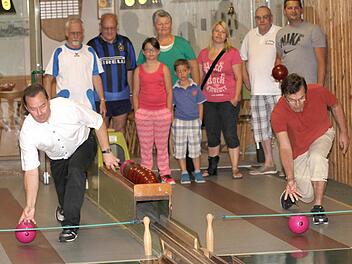 Pfarrer Matthias Rusin (links) nimmt gerne am öffentlichen Leben in Ebelsbach teil und eröffnete etwa mit Bürgermeister Walter Ziegler (rechts) im vergangenen Jahr das Bürgerkegeln.  Foto: Ralf Naumann/Archiv