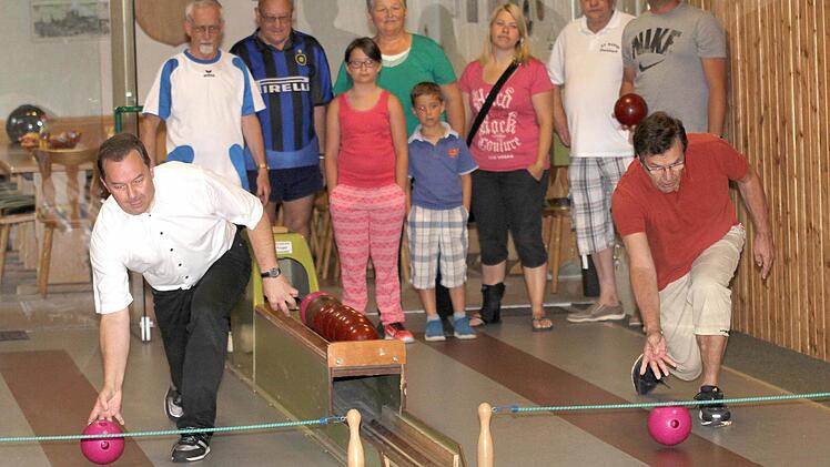 Pfarrer Matthias Rusin (links) nimmt gerne am öffentlichen Leben in Ebelsbach teil und eröffnete etwa mit Bürgermeister Walter Ziegler (rechts) im vergangenen Jahr das Bürgerkegeln.  Foto: Ralf Naumann/Archiv