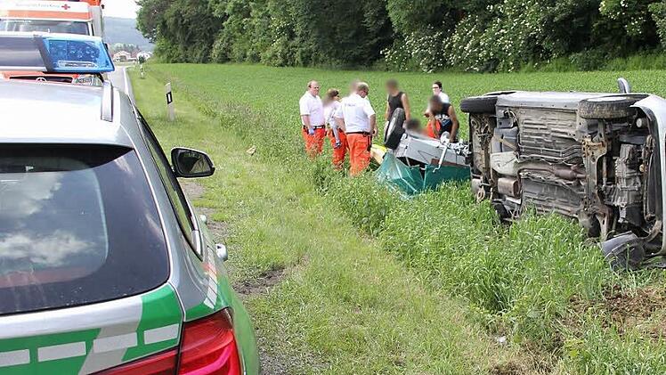 Entgegen der Fahrtrichtung blieb der Ford Focus einer Familie am Freitag zwischen Marktrodach und Kronach im Graben liegen. Verletzt wurde zum Glück niemand.  Fotos: Andreas Schmitt