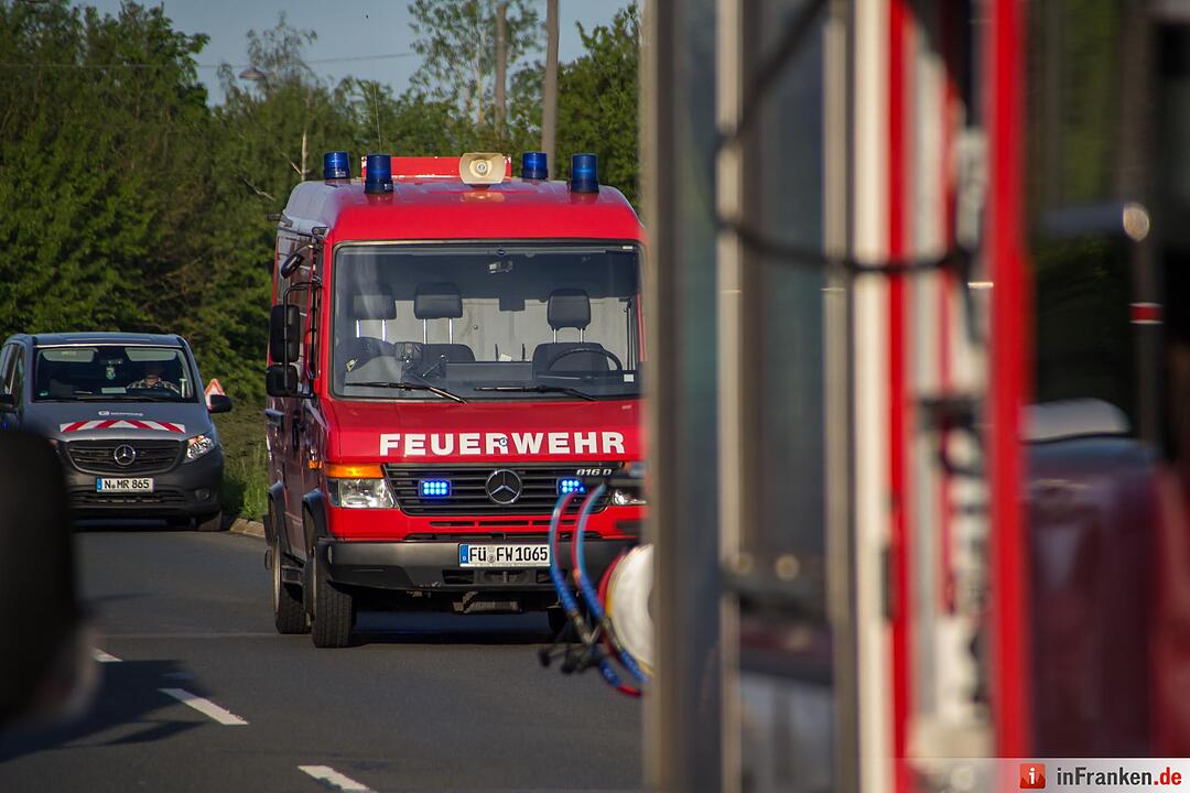 Schwerer Unfall in Fürth: Kleintransporter kracht in Kehrfahrzeug