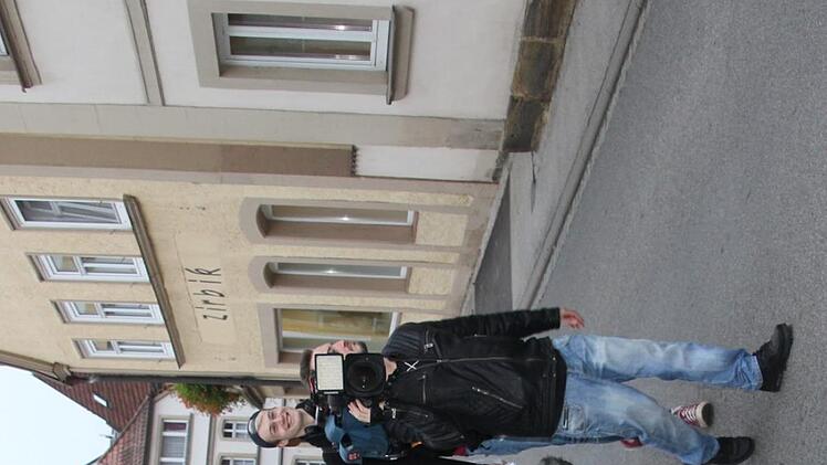 Ein paar Stadtansichten gehören neben der Home-Story auch zum Dreh. Anne Schneider mit ihren Gästen und dem Team der Produktionsfirma (Dritte von rechts Aufnahmeleiterin Atzenbeck).