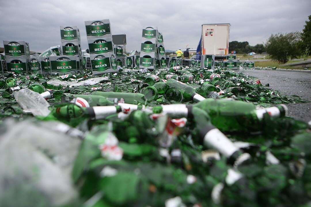 Bierlaster verunglückt auf A70: Hunderte Kästen Bier auf der Autobahn