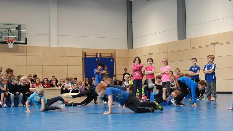 Rhymische Gymnastik und Breakdance zeigten die Schulanfänger. Foto: Klaus Klaschka