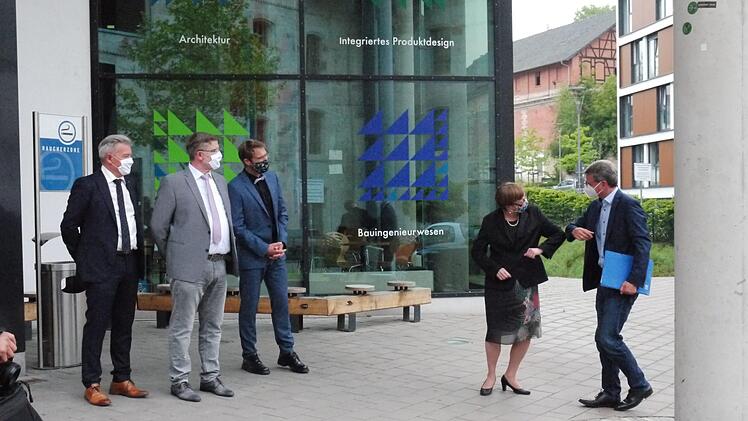 Begrüßung in Corona-Zeiten: Hochschulpräsidentin Christiane Fritze und Minister Sibler.