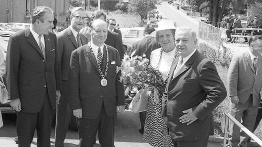 Die Prominenz traf sich in Münnerstadt. Bürgermeister Alfred Müller (mit Kette) begrüßte unter anderem Alfons Goppel mit Gattin. Foto: Stadtarchiv/Fuhrmann