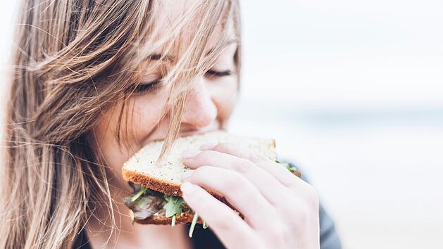 Richtiges Kauen beim Essen: So riesig ist der Unterschied für die Gesundheit