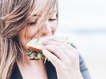 Richtiges Kauen beim Essen: So riesig ist der Unterschied für die Gesundheit