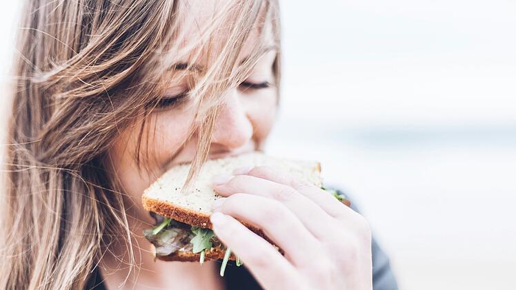Richtiges Kauen beim Essen: So riesig ist der Unterschied für die Gesundheit