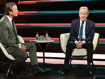 SPD-Politiker Franz Müntefering (rechts) reagierte sorgenvoll in Bezug auf die Zukunft Europas. Er sagte bei "Markus Lanz": "Die demokratischen Länder, die es in diesem Europa gibt, sind auf der Welt einmalig."