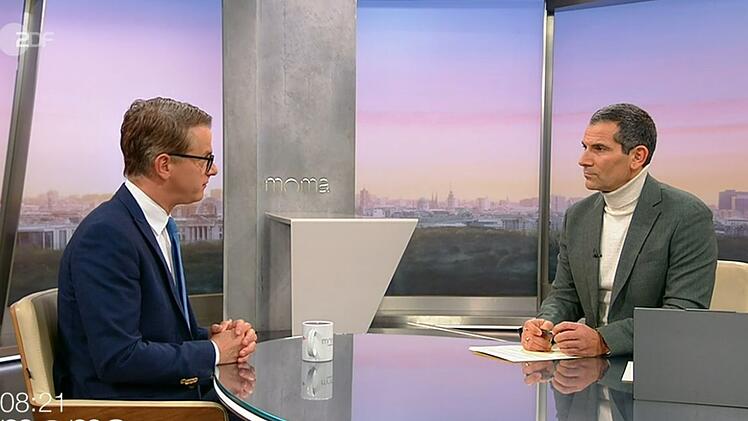 Anm Freitagmorgen stellte sich der CDU-Generalsekret&auml;r Carsten Linnemann (links) im ZDF-"Morgenmagazin" den Fragen von Mitri Sirin.