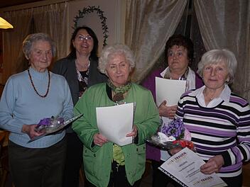 Nur Erika Schell (von links), Hedwig Uhl, Katharina Schwandner und Margareta Scharold konnten ihre Ehrenurkunden persönlich aus der Hand von Ute Salzner (2. v. l.) in Empfang nehmen. Foto: Pauline Lindner