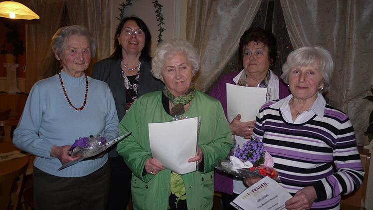 Nur Erika Schell (von links), Hedwig Uhl, Katharina Schwandner und Margareta Scharold konnten ihre Ehrenurkunden persönlich aus der Hand von Ute Salzner (2. v. l.) in Empfang nehmen. Foto: Pauline Lindner