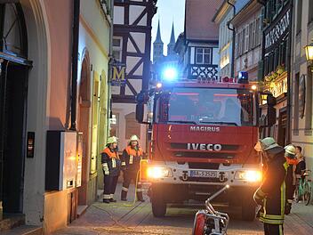 Ein Foto vom Tag des Einsatzes: Bevor die Feuerwehr bis hierher kam, mussten die Einsatzkräfte erst eine Engstelle weiter vorne in der Sandstraße passieren. Fotos: Ronald Rinklef/Archiv