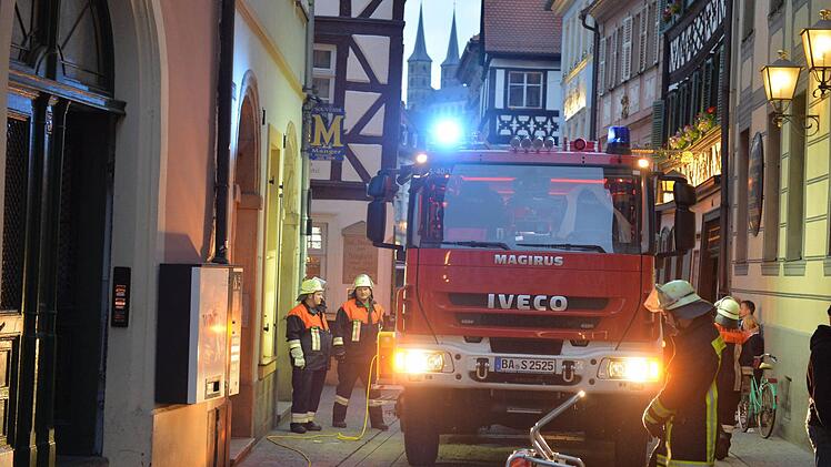 Ein Foto vom Tag des Einsatzes: Bevor die Feuerwehr bis hierher kam, mussten die Einsatzkräfte erst eine Engstelle weiter vorne in der Sandstraße passieren. Fotos: Ronald Rinklef/Archiv
