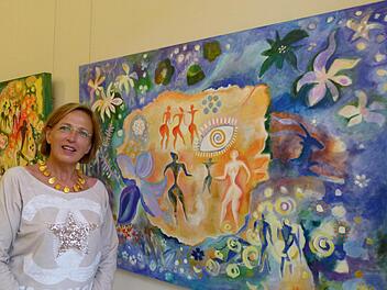 Hannelore Heider mit ihrem Werk "Land der Frauen". Foto: Marion Krüger-Hundrup