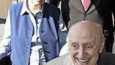 Zweiter Bürgermeister Hans Göller) gratulierte Ingeborg und Christoph Schäfer. Foto: fra-press