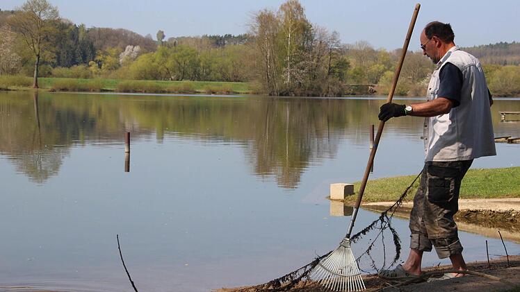 Manfred Kasper ist seit zehn Jahren Platzwart am Ebensfelder Naturbad. So schnell, sagt er, könne ihn nichts mehr aus der Ruhe bringen.  Foto: Anja Greiner