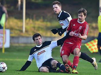 Stefan Dietz (links ) und Markus Mex (hinten) trugen in der Saison 2014/15 noch das Trikot des Landesligisten FC Redwitz. In der vergangenen Spielzeit gingen beide f&uuml;r den VfL Frohnlach aufs Feld und in der kommenden Runde wollen sie mit dem FC Lichtenfels den Verbleib in der Landesliga Nordwest schaffen. Foto: Archiv/Wolfgang Zink