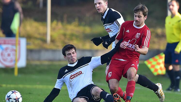 Stefan Dietz (links ) und Markus Mex (hinten) trugen in der Saison 2014/15 noch das Trikot des Landesligisten FC Redwitz. In der vergangenen Spielzeit gingen beide f&uuml;r den VfL Frohnlach aufs Feld und in der kommenden Runde wollen sie mit dem FC Lichtenfels den Verbleib in der Landesliga Nordwest schaffen. Foto: Archiv/Wolfgang Zink