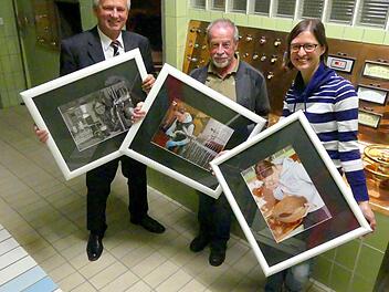 Bürgermeister Werner Diersch, Fotograf Martin Ritter und Braumeisterin Yvonne Wernlein vor dem Schaltpult im Sudhaus mit einigen Exponaten der Ausstellung in der "Bräuschänke" Foto: Dieter Hübner