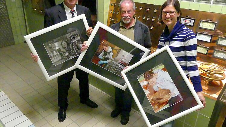 Bürgermeister Werner Diersch, Fotograf Martin Ritter und Braumeisterin Yvonne Wernlein vor dem Schaltpult im Sudhaus mit einigen Exponaten der Ausstellung in der "Bräuschänke" Foto: Dieter Hübner