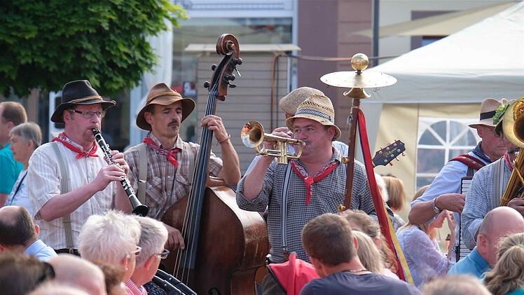 Die Rhöner Musikgruppe "Spreubläser" macht Stimmung.Foto: Gerd Schaar