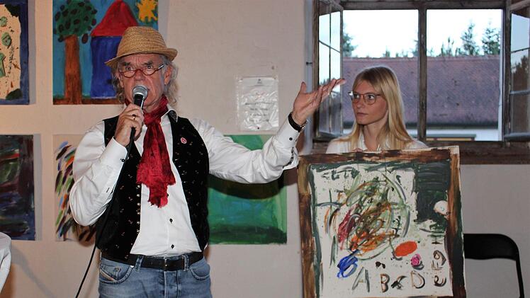 8514 ABC mit einem, der um die Ecke guckt, nannte KKK dieses Kinderbild. rechts Stefanie Fehlinger  Foto: Evi Seeger