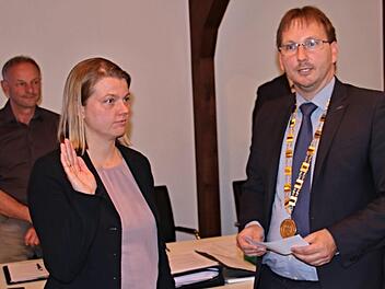 Den Amtseid leistete Ramona Schrapel vor Bürgermeister Wolfram Thein und dem gesamten Gemeinderat. Sie rückte für Nikolaus Schober in das Gremium nach.Helmut Will