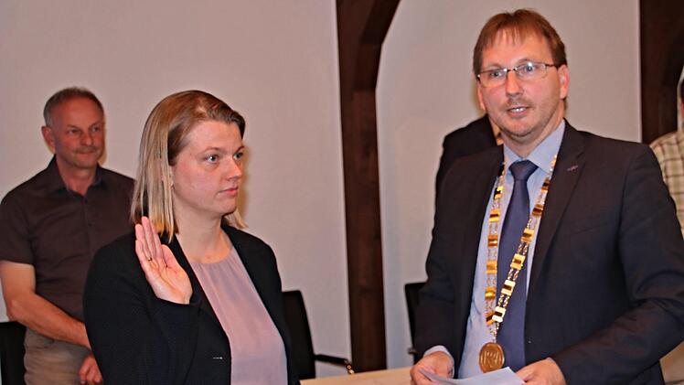 Den Amtseid leistete Ramona Schrapel vor Bürgermeister Wolfram Thein und dem gesamten Gemeinderat. Sie rückte für Nikolaus Schober in das Gremium nach.Helmut Will