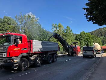 In Zeyern werden derzeit mehrere kaputte Fahrbahnstellen abgetragen und demnächst neu asphaltiert. Der Verkehr der B 173 fließt während der Bauarbeiten einspurig und wird durch Ampeln geregelt.  Foto: Alexander Löffler