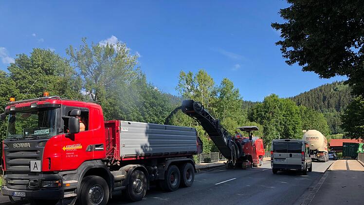 In Zeyern werden derzeit mehrere kaputte Fahrbahnstellen abgetragen und demnächst neu asphaltiert. Der Verkehr der B 173 fließt während der Bauarbeiten einspurig und wird durch Ampeln geregelt.  Foto: Alexander Löffler