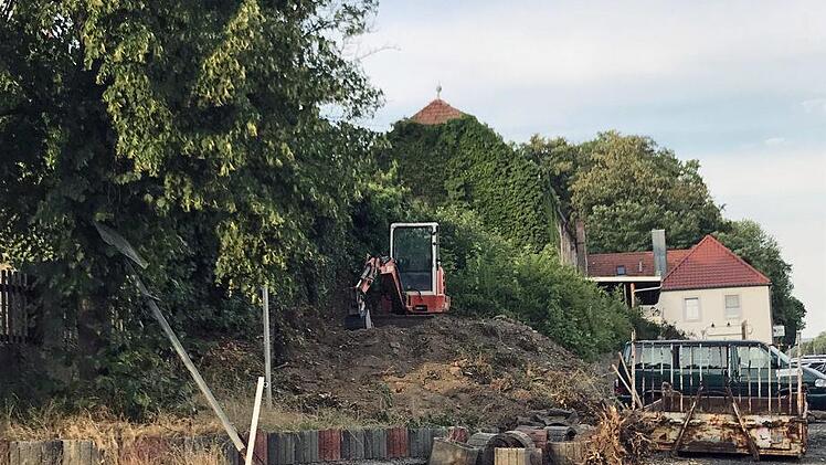 Die Gemeinde Theres befürchtet, dass die Arbeiten an der Böschung unterhalb des Friedhofs in Obertheres (im Bild) die Statik der Friedhofsmauer schädigen könnten.Ulrike Langer