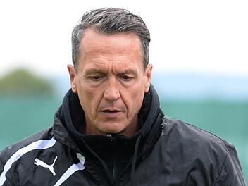 Sorgenvoller Blick: Neudrossenfelds Trainer Werner Thomas muss in der Partie beim FC Coburg unter anderem auf Torwart Tobias Grüner und Torjäger Louis Engelbrecht verzichten.  Foto: Peter Mularczyk