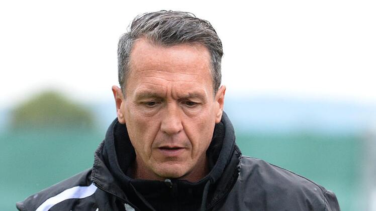 Sorgenvoller Blick: Neudrossenfelds Trainer Werner Thomas muss in der Partie beim FC Coburg unter anderem auf Torwart Tobias Grüner und Torjäger Louis Engelbrecht verzichten.  Foto: Peter Mularczyk