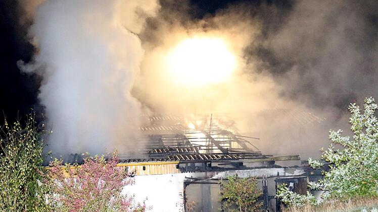 Brand einer Lagerhalle in Autenhausen am Sonntagmorgen Foto: Michael Stelzner