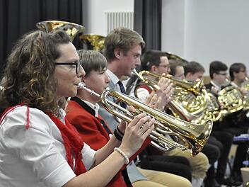 Mit einem mitreißenden Konzert begeisterten 71 Musiker des KJBO aus 31 Musikvereinen - unter der musikalischen Leitung von Tanja Berthold - die Zuhörer in der Steinacher Henneberghalle. Foto: Peter Klopf