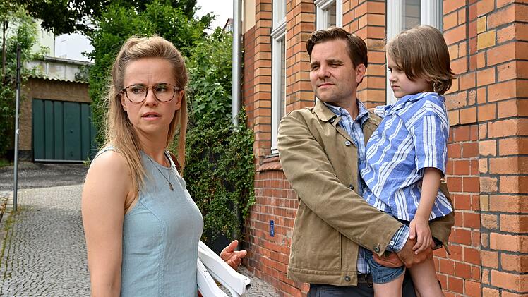 Wer ist der fremde Mann (Sebastian Klein, Mitte), der Laura Schober (Susanne Bormann) und ihren Sohn Peter (Felix-Leonard Mothes) regelmäßig besucht?