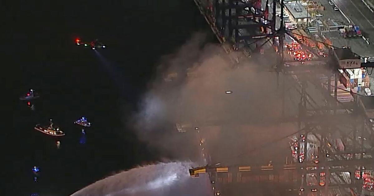 Containerschiff-mit-Gefahrgut-brennt-im-Hafen-von-LA