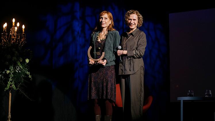 Die wohlhabende Henriette von der Tann (Friederike Wagner, rechts) &uuml;berreicht Elke alias Vanessa Fox (Andrea Sawatzki) den von ihr ausgeschriebenen hoch dotierten Literaturpreis.