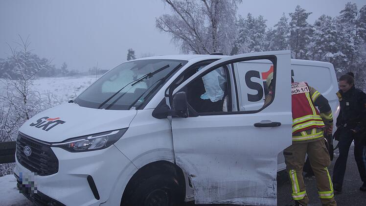 Fahrer (24) von Auto gerammt -  verletzt im Krankenhaus