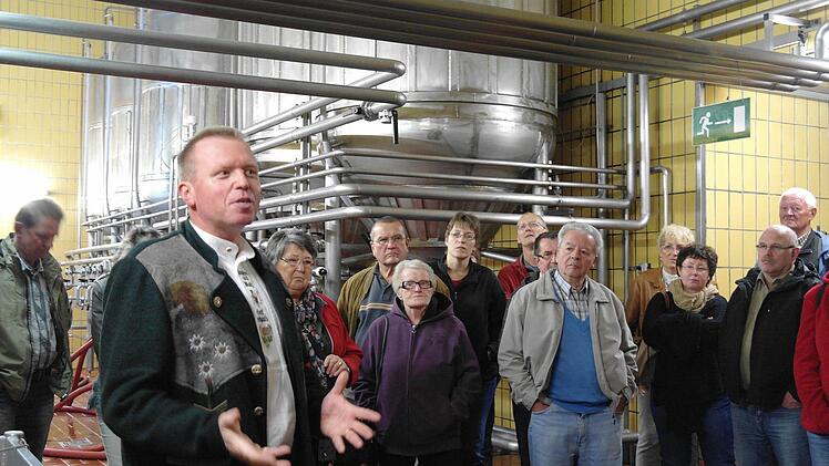 Im Gärraum erläutert Braumeister Christian Schrott (2.v.l.) die Kunst, aus sich verändernden Rohstoffen immer gleich schmeckendes Bier herzustellen. Foto: Stephanie Elm