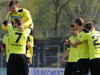 Die Bayreuther Fußballer dürfen wohl Mitte Juli gegen den spanischen Top-Klub FC Valencia antreten. Foto: Peter Mularczyk