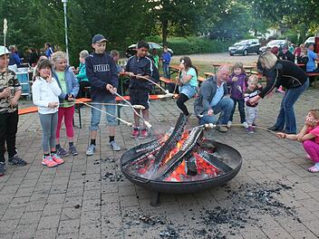 Stockbrot war der Renner bei den kleinen Gästen. Foto: Evi Seeger
